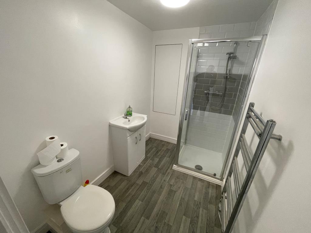 Lot: 125 - RECENTLY EXTENDED PROPERTY ARRANGED AS FIVE WELL PRESENTED FLATS - Shower room with W.C.